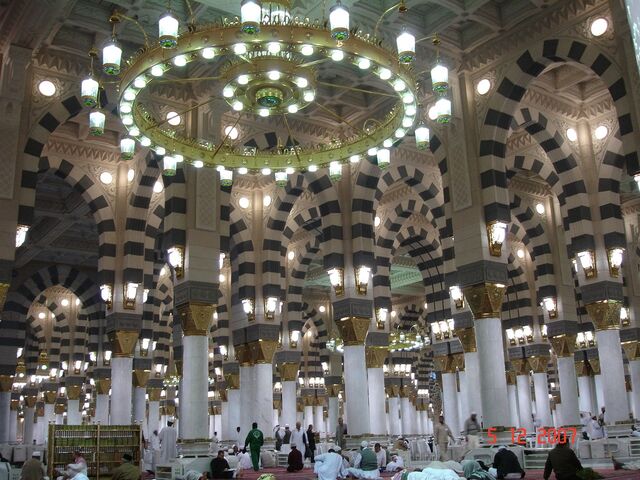 Fișier:Masjid Al Nabawi in Madinah - Saudi Arabia (interior).jpg