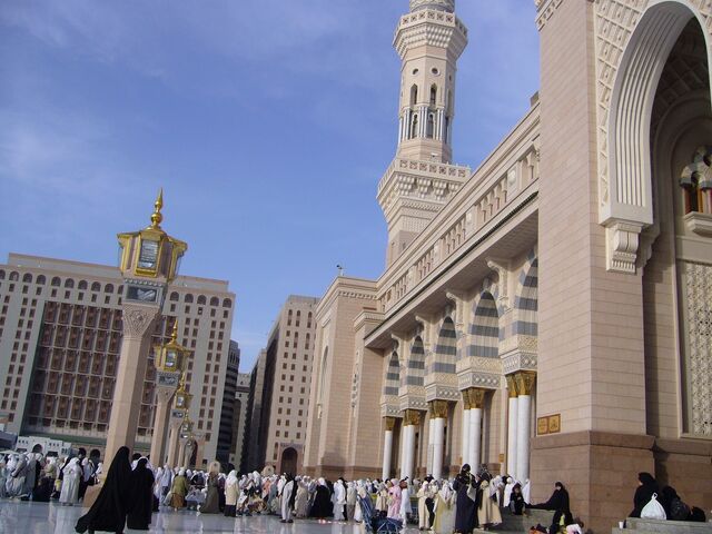 Fișier:Masjid Al Nabawi in Madinah - Saudi Arabia (entrance).jpg
