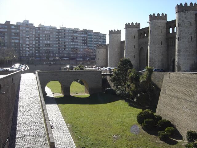 Fișier:Fortress in Zaragoza - Spain.jpg