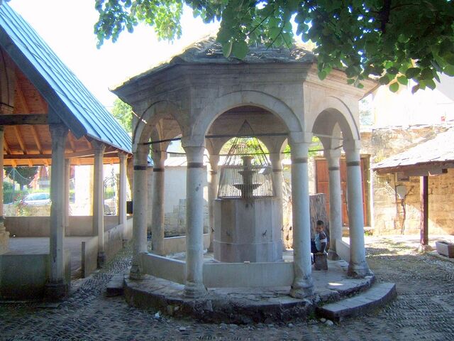 Fișier:Karadjozberg Mosque in Mostar - Bosnia and Hercegowina (fountain).jpg