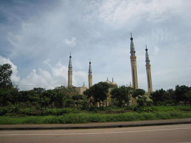 Fișier:Mosque in Riyadha Mosque - Guinea.jpg