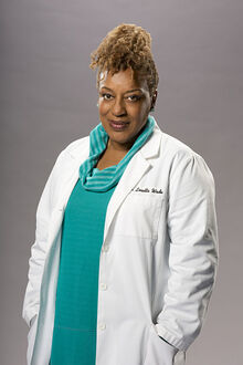 Xcch-pounder-as-dr-loretta-wade.jpg.pagespeed.ic.dNhGL2rPjH