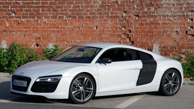 File:01-2014-audi-r8-v8-review-1.jpg