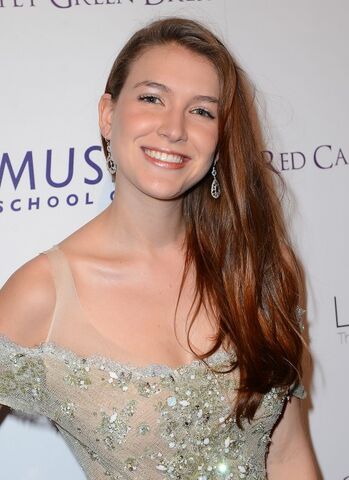 File:Nathalia hoa red carpet.jpg