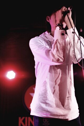 File:Bee boooom live.jpg