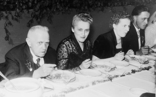 Datei:1955 Hochzeitsgaeste.jpg