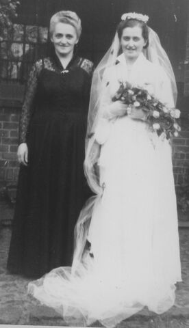 Datei:Braut und ihre Mutter.jpg