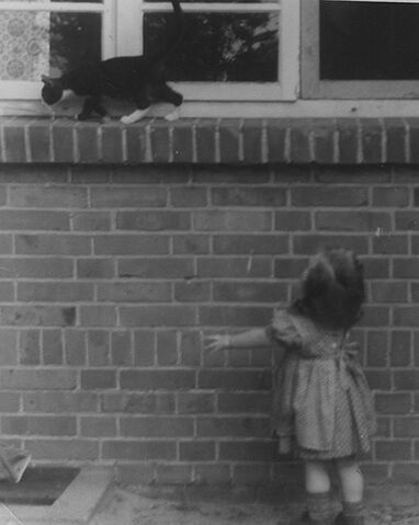 Datei:Irmtraut mit Katze.jpg