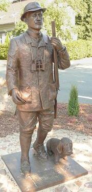 Loens Statue Bronze.jpg