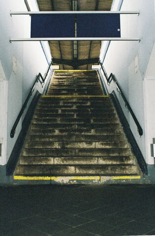 Datei:Bahnhof Treppenaufgang.jpg