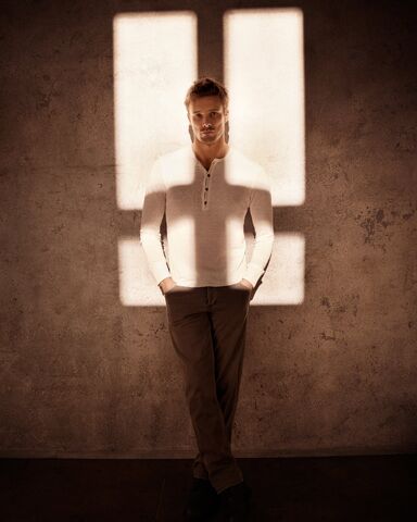 File:PromoBradleyJamesShadowCross.jpg