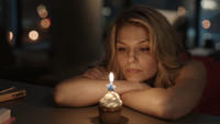 1x01 Emma Swan gâteau cupcake anniversaire décoration bougie étoile bleue flamme.png