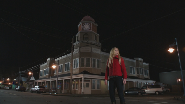 Fichier:4x16 Storybrooke grand-rue rue principale tour de l'horloge Emma Swan.png