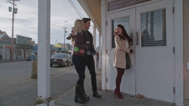 Fichier:4x12 Emma Swan Killian Jones Capitaine Crochet Belle French Gold bibliothèque de Storybrooke.png