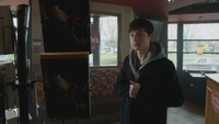 4x21 Henry Mills restaurant présentoir livres roman Heroes and Villains