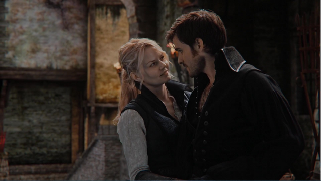 Fichier:4x22 Emma Swan Killian Jones Réécrit entraînement épée rapprochement.png