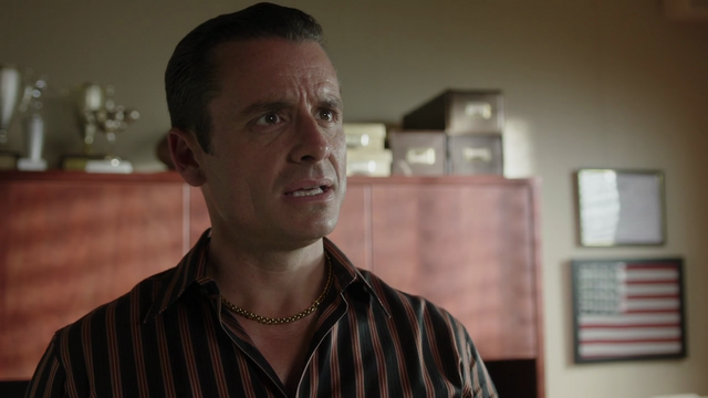 Fichier:D1x02 Tommy Delasotta explication extorsion Alex Powell.png