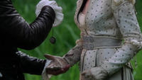 2x03 Prince David Blanche-Neige médaillon de Ruth mains
