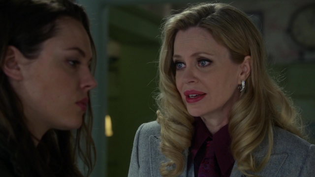 Fichier:4x20 Maléfique Storybrooke Lily Page Café Mère Grand.png