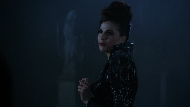 Fichier:6x10 Reine Regina Sérum cimetière de Storybrooke moqueries Regina Mills.png