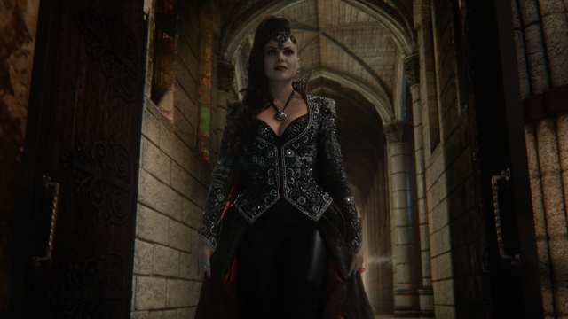 Fichier:6x10 Méchante Reine Regina Mills arrivée retard début marche.png