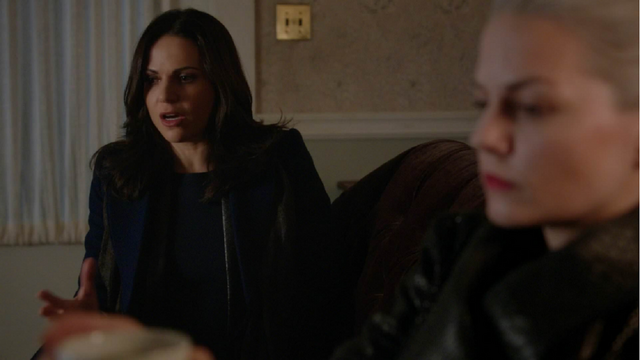 Fichier:5x10 Regina Mills Emma Dark Swan reproches conséquences actes transformation Crochet Ténébreux souvenirs attrape-rêves.png