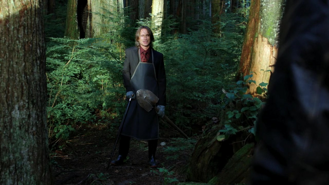 Fichier:1x07 Forêt Storybrooke M. Gold jardinage croise Graham shérif recherche loup.png