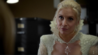 4x07 Ingrid Reine des Glaces Emma Swan dos sourire interrogatoire plan parfait.png