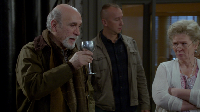 Fichier:6x17 Marco Granny coupe Charme du Sommeil cent'anni mairie de Storybrooke.png