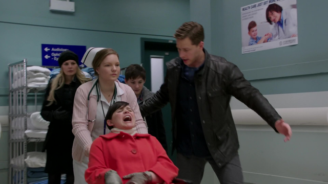 Fichier:Emma Mary Margaret accouchement David Henry hopital 3x20.png
