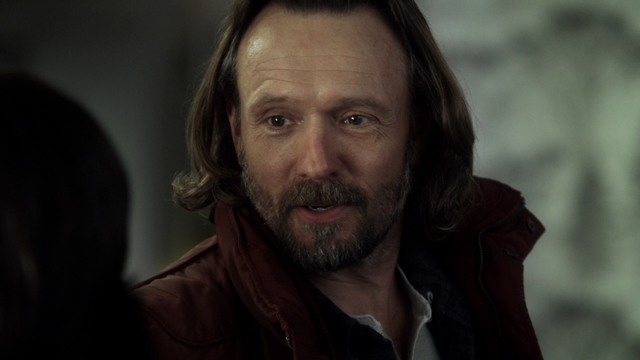 Fichier:2x17 Kurt Flynn rencontre Regina Mills poignée de main.png