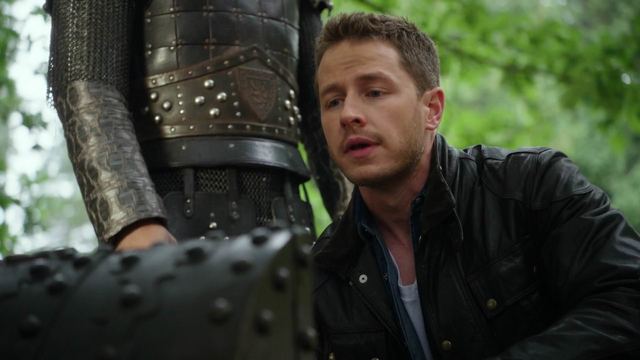 Fichier:5x03 David Nolan Arthur forêt de Storybrooke reliquaire vide.png