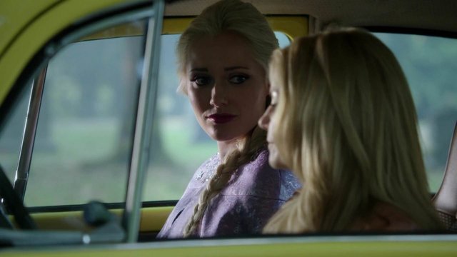 Fichier:4x05 Emma Swan Elsa Voiture jaune d'Emma cimetière Storybrooke.png