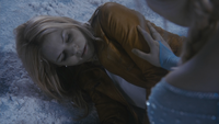 4x02 Emma Swan Elsa prison grotte caverne de glace froid coma.png