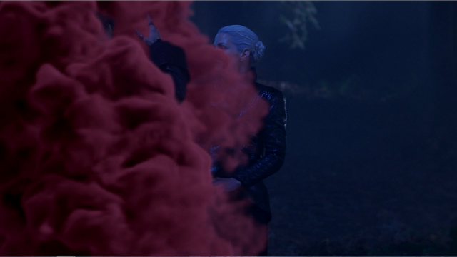 Fichier:5x10 Emma Dark Swan Killian Jones Capitaine Crochet Ténébreux téléportation nuage de fumée violette abandon mensonge Excalibur forêt nuit.png