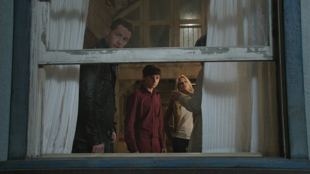 Fichier:4x02 famille Charmant David Nolan Henry Mills Emma Swan Mary Margaret Blanchard appartement fenêtre corbeau message.png