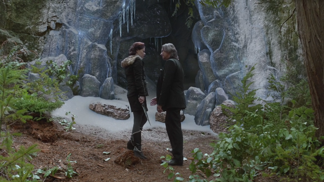 Fichier:4x06 Belle French M. Gold entrée grotte gelée dague du Ténébreux Anna.png