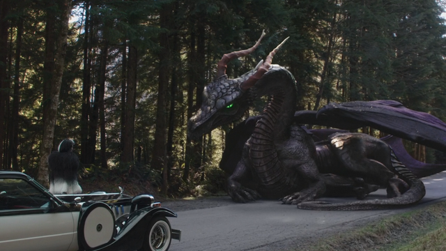 Fichier:4x18 voiture DEV IL Cruella d'Enfer Maléfique dragon couchée limite frontière Storybrooke.png