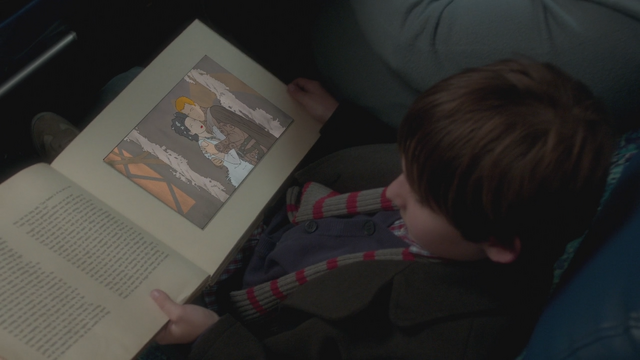 Fichier:1x01 Henry Mills bus trajet Boston lecture livre de contes magique page mariage Blanche-Neige Prince David Charmant.png