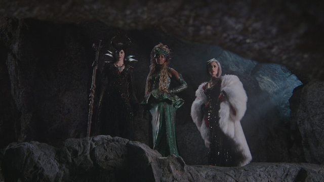 Fichier:4x12 Maléfique Ursula Cruella d'Enfer crevasse Mont Chauve.png