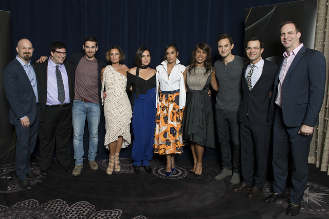 Fichier:TCA 2017 Saison 7 distribution principale casting régulier scénaristes créateurs producteurs Channing Dungey Patrick Moran.png