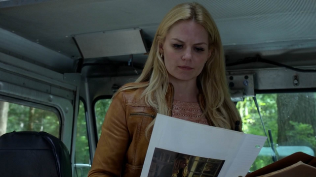 Fichier:4x06 Emma Swan camion de glace Any Given Sundae découverte dossier jeunesse naissance.png