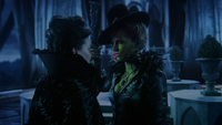 3x13 Reine Regina Méchante Sorcière de l'Ouest Zelena Palais sombre balai.png