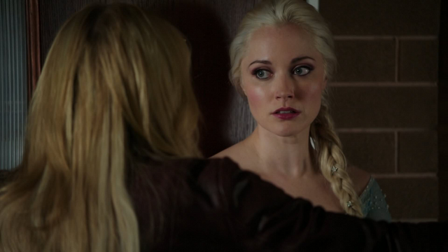 Fichier:4x07 Elsa Reine des Neiges Emma Swan dos demande calme proposition arrêt interrogatoire recherches miroir.png