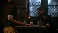 4x15 Ursula Killian Jones taverne fenêtre tables bougies regard bracelet vert.png