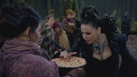 5x12 villageoise paysanne Méchante Reine Regina gâteau d'anniversaire tarte aux baies mûres myrtilles doigt.png