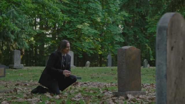 Fichier:4x01 M. Gold Neal Cassidy Baelfire pierre tombale tombe cimetière confession.png
