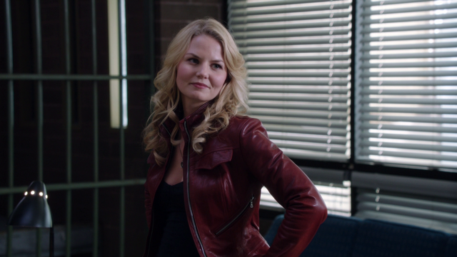 Fichier:1x22 Emma Swan sourire cellule poste du shérif.png