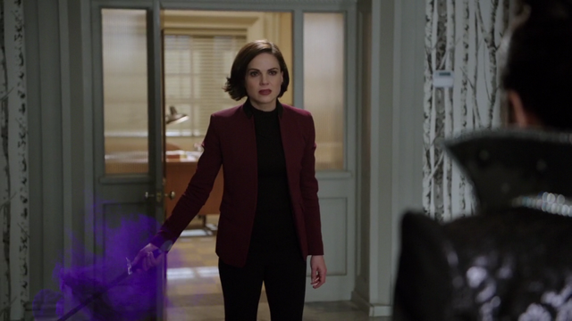 Fichier:6x14 Regina Mills prête combat épée magie mairie de Storybrooke.png