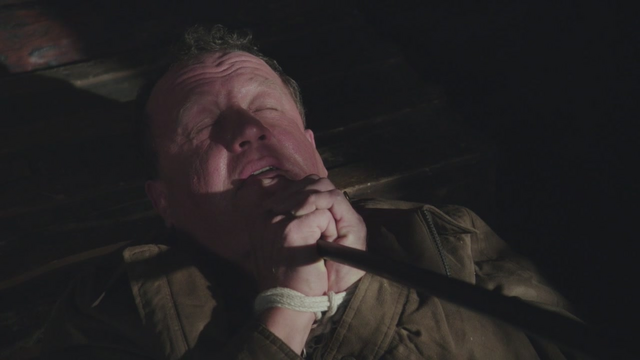 Fichier:1x12 Cabane M. Gold torture Moe French.png